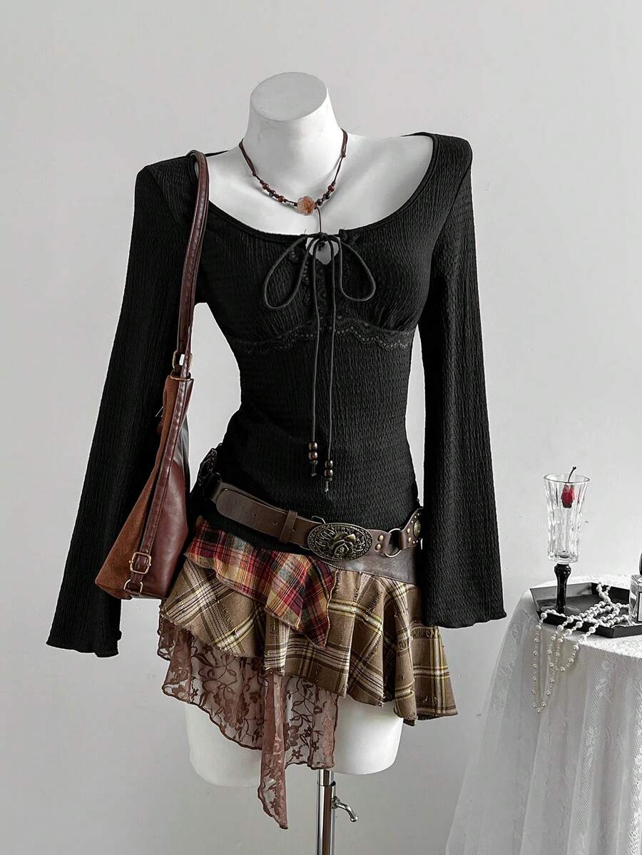 Sweetra 性感蕾丝拼接串珠系带设计甜美优雅喇叭袖休闲春季新款修身女式T恤 - 黑色 - 查看 1