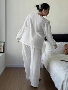 SHEIN 加大码刺绣装饰方领开衫和裤子女士宽松提花针织睡衣套装 - 白色 - 查看 2