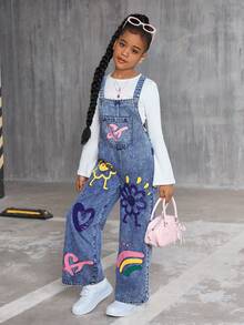 SHEIN Sparklyn 女童时尚花卉、心形、彩虹和涂鸦印花休闲柔软水洗牛仔可调节肩带宽松连体裤，适合与短袖/长袖上衣搭配，适合日常穿着和旅行，四季皆宜 - 深色水洗藍 - 查看 7