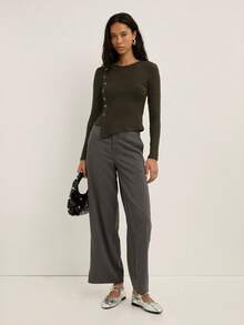 Nöista 长袖纽扣前襟上衣，不对称下摆设计，专为休闲优雅的春假造型而设计。这款百搭的女士春假衬衫非常适合日常穿着、办公室造型、女士生日装扮以及优雅的派对造型。 - 棕色 - 查看 6