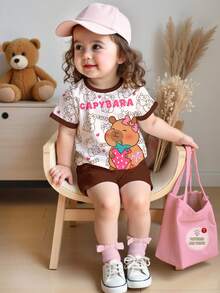 Conjunto informal de camiseta de manga corta con cuello redondo y estampado de fresa, capibara y decoración de lazo, y leggings, adecuado para primavera/verano, ropa de niña bebé, ropa de niña pequeña, conjunto de niña bebé, ropa de niña pequeña, de vuelta al colegio, ropa escolar