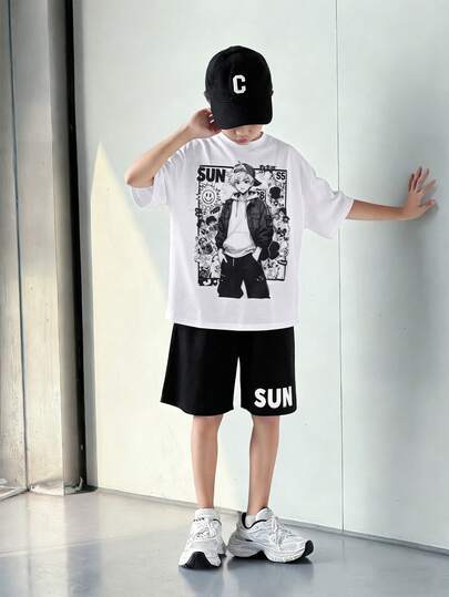 SHEIN Mirajuku 青少年男童夏季两件套：卡通动漫人物印花圆领休闲T恤和运动短裤。白色T恤印有醒目的黑白动漫男孩图案，搭配黑色短裤。宽松版型，面料舒适，适合日常休闲穿着、动漫迷风格或夏季外出。非常适合青少年男童。