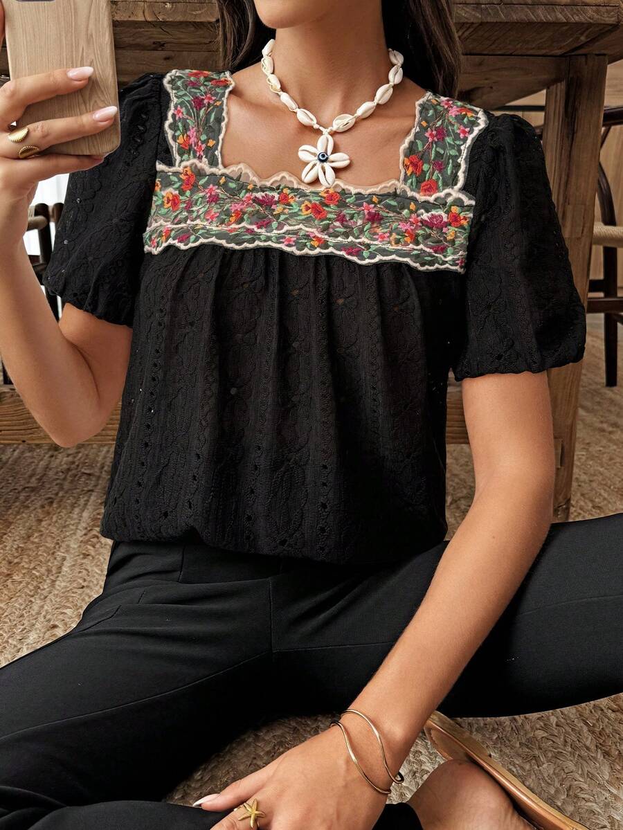 SHEIN Holidaya Áo thun ngắn tay nữ thêu hoa, kiểu dáng thường ngày, đa năng, thích hợp cho kỳ nghỉ. - màu đen - Xem 1