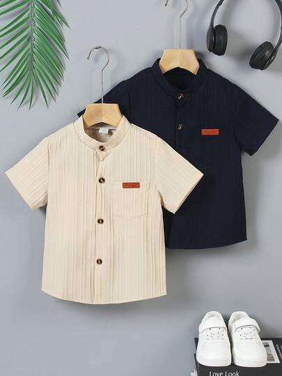 Bộ 2 áo sơ mi ngắn tay kiểu Hàn Quốc tươi mát dành cho bé trai, phối màu be và xanh navy, thiết kế cổ tàu cơ bản với túi ngực tiện dụng, thích hợp cho các hoạt động cuối tuần, công viên, mặc hàng ngày, ngoài trời, đi học.