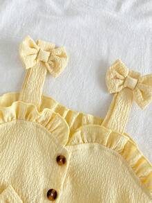 SHEIN Vintaside Kids Younggirl – Ten dwuczęściowy komplet składający się z żółtego topu halter i dżinsowych szortów z wysokim stanem z kieszeniami na wiosnę i lato jest uroczy, uroczy i uniwersalny. Tkanina o średniej grubości, ozdobiona falbankami i trójwymiarowymi kwiatowymi zdobieniami. Guziki z nadrukiem w panterkę dodają charakteru retro. Zestaw nadaje się do szkoły, na wycieczki, na wakacje, do relaksu w domu i na imprezy. - Żółty - Zobacz 4