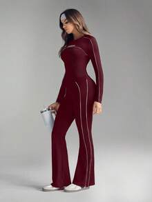 SHEIN Dewbera Bộ đồ thể thao nữ gồm áo thun dài tay cổ tròn ôm sát màu đen trắng và quần thể thao ống loe. - Màu Đỏ Sâu - Xem 6