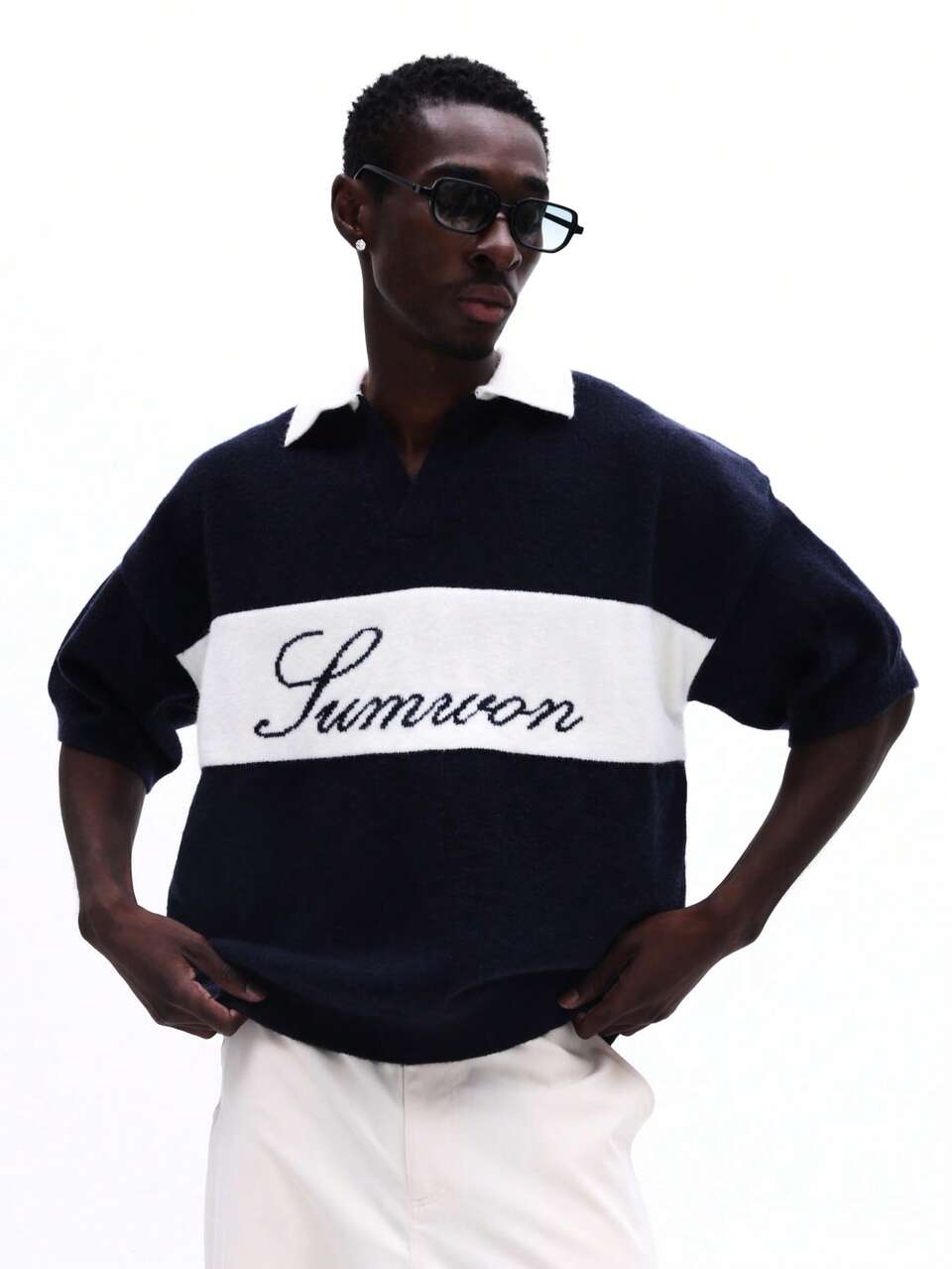 Polo-Shirt mit farblich abgesetztem Logo und Schriftzug