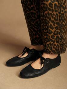 Rosivie Women Casual Versatile Commute Simple Daily Lace-Up Flats Valentine's Day - Black - View 4