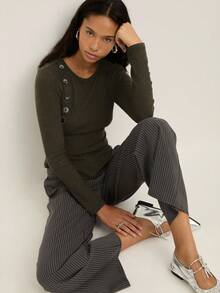 Nöista 长袖纽扣前襟上衣，不对称下摆设计，专为休闲优雅的春假造型而设计。这款百搭的女士春假衬衫非常适合日常穿着、办公室造型、女士生日装扮以及优雅的派对造型。 - 棕色 - 查看 7