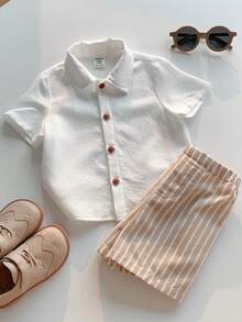 SHEIN 2 pièces/Set Chemise à manches courtes blanche confortable et polyvalente, et short rayé pour bébé garçon/fille. Convient pour l'intérieur, l'extérieur, le quotidien, les sports, les jeux, les fêtes, les séances photo, les vacances, les festivals au printemps/été - Multicolore - Voir 5