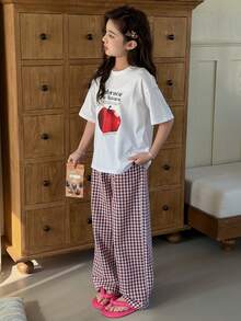 DAZY 2件套少女休闲字母印花宽松T恤上衣和格子直筒睡裤家居服套装 - 紅白色 - 查看 4