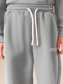 Bộ đồ thể thao SUMWON dành cho bé trai, gồm áo hoodie và quần jogger, phiên bản giới hạn, in họa tiết, thích hợp mặc đi nghỉ mát. - Màu Xám nhạt - Xem 7