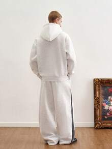 TOKVUE Bộ đồ thể thao nam gồm áo hoodie in chữ và quần nỉ có dây rút eo. - Nhiều màu - Xem 5