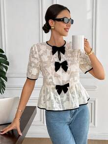 Serisse Áo kiểu nữ cổ tròn tay ngắn phối jacquard, nơ 3D trang trí, viền bèo nhún, thời trang, đa năng, thích hợp cho kỳ nghỉ, đi biển, nghỉ mát. Áo jacquard phối màu kiểu Pháp với nơ 3D, thiết kế viền tương phản, họa tiết hoa 3D sang trọng, chất liệu chiffon jacquard, kiểu dáng thanh lịch và đa năng, phù hợp đi làm, mùa hè, đi chơi, đi biển, nghỉ mát, kỳ nghỉ hè, nghỉ dưỡng. - Màu be - Xem 6