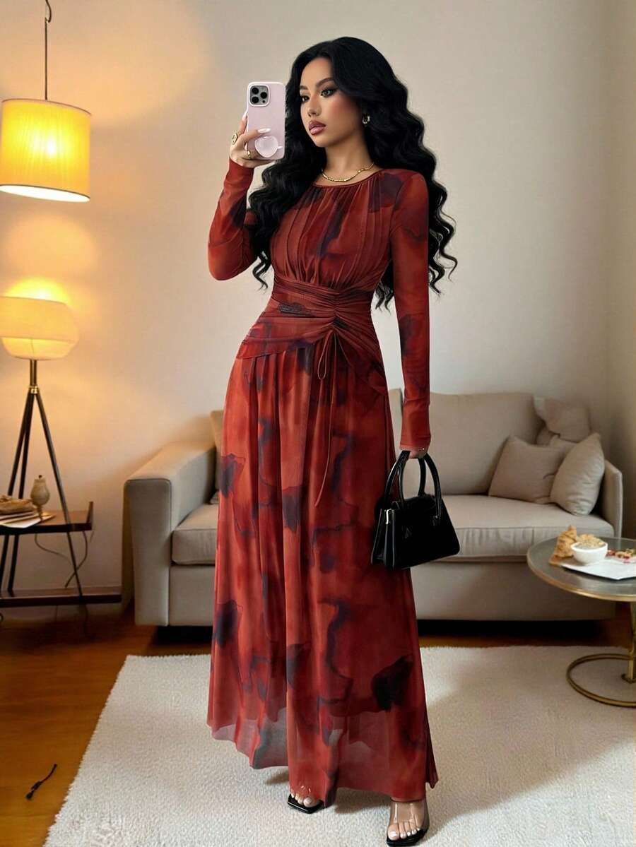Rafferiza 女士优雅扎染印花网纱弹力腰褶皱喇叭下摆长袖连衣裙 - 紅色 - 查看 1