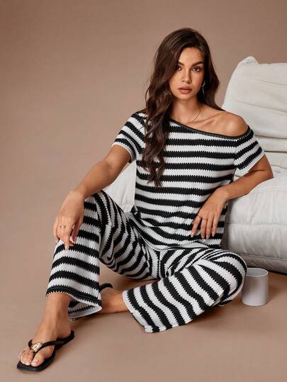 Women's Sleepwear Set For Spring And Summer Fashion, Casual Simplicity, Classic Urban Elegance, Black And White Cotton Blend Knitting, Wavy Pattern, Striped Texture, Printed Fabric, Short Sleeved Sloping Shoulder Round Neck Top, And The Same Texture Printed Fabric Pants Are Suitable For Daily Home Leisure, Comfortable Sleep Wear
