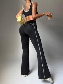 Dewbera مجموعة ملابس رياضية للنساء 2 قطعة، حمالة صدر رياضية بأكتاف قابلة للإزالة وألوان متباينة، وبنطلون ثلاثي الأرباع بخصر مخطط بألوان متباينة مع طباعة جرافيك، مناسبة للاستخدام اليومي والجري والرياضة واليوغا والجيم والتنس وغيرها. - الأسود - مشاهدة 2