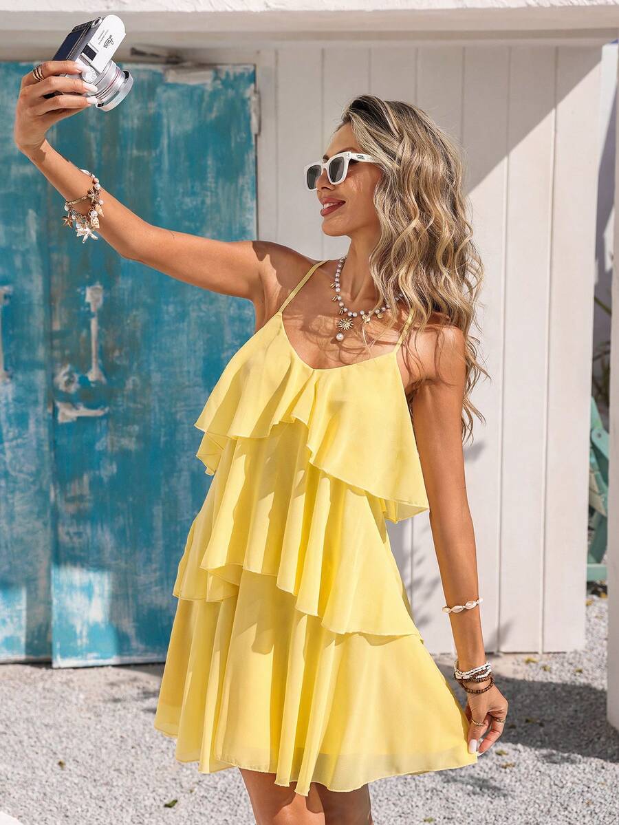 Vivid Eden 女士V领吊带露背荷叶边下摆休闲纹理面料奶油黄连衣裙，春夏度假款 - 奶油色 - 查看 1