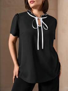 SHEIN Clasi 女士大码休闲黑色商务通勤风荷叶边系带短泡泡袖时尚休闲上衣，优雅女士衬衫，适合外出穿着，春夏皆宜，情人节、婚礼、外出、优雅、度假、节日等场合皆可穿着。 - 黑色 - 查看 5