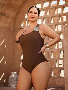 Swim Oasis Maiô de Ombro Marrom Plus Size para Mulheres + Saia Envolvente Estampada Conjunto de Praia, Roupa Casual de Resort, Primavera/Verão - Castanho - Visão 7