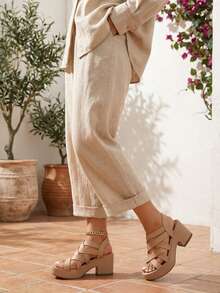 Las sandalias de tacón para mujer presentan un diseño elegante, con tacón estilizado, suela firme y detalles sofisticados. Son ideales para ocasiones como cenas formales, bodas, fiestas, eventos de noche o reuniones de trabajo que requieren un toque de distinción. - Marrón - Ver 3