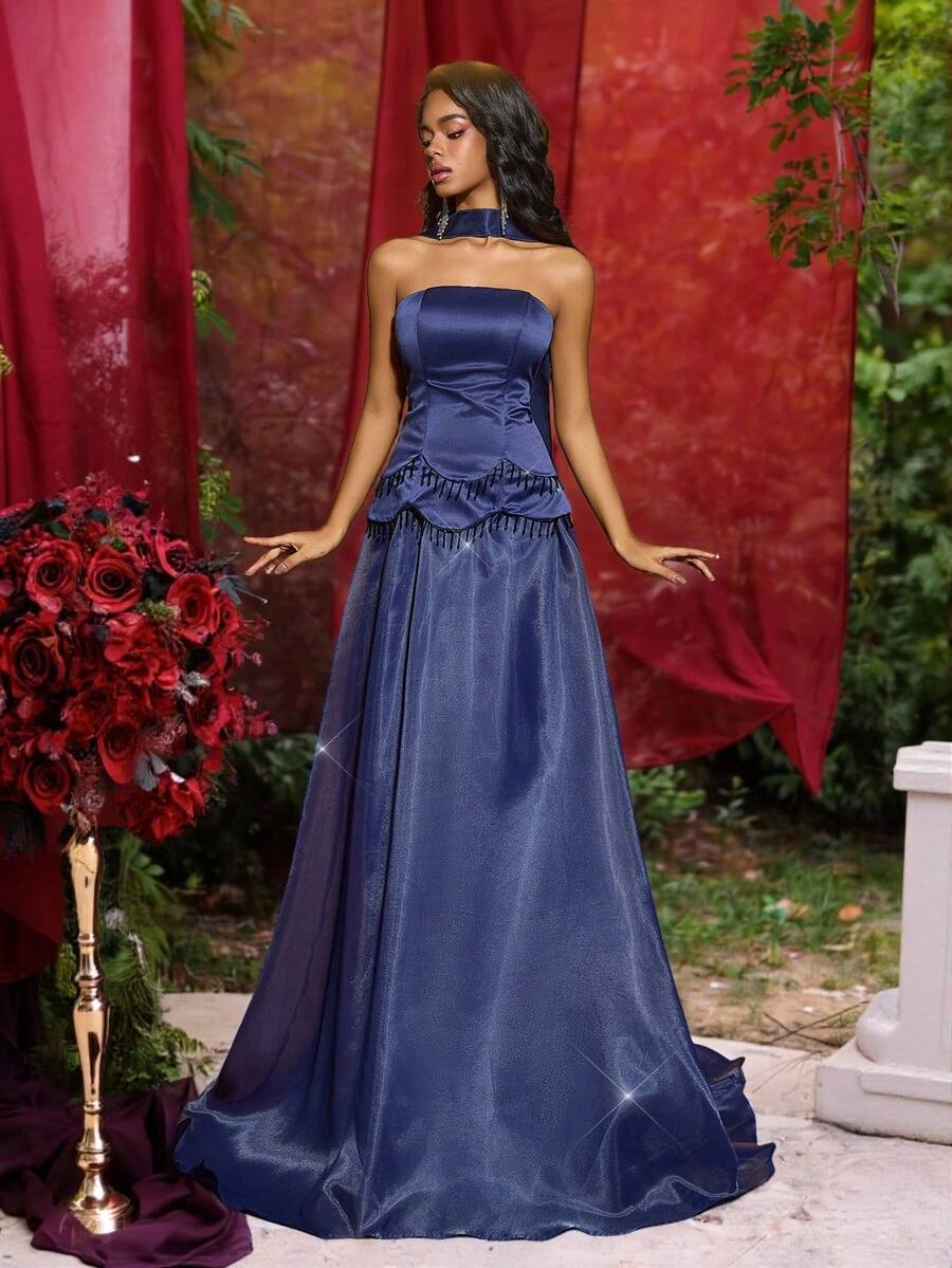 Glamrae Elegante e lussuoso abito blu in raso e organza con ricami di nappine e catene in cristallo lavorati a mano, con corpetto senza spalline 2 in 1 e gonna a-line fluente con strascico. Perfetto per appuntamenti, feste, occasioni formali, matrimoni o abiti da sera (lavorazione pregiata). - Blu - Visualizzare 1