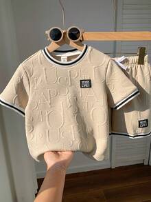 SHEIN 两件套儿童男童休闲短袖T恤和短裤套装，街头朋克摇滚学院风，适合日常穿着、派对、音乐节，春夏皆宜，白色纹理英文图案 - 杏色 - 查看 7