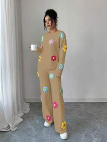 Selianne Áo len nữ màu đen cổ tròn, vai rớt, họa tiết hoa 3D, phối cùng quần len ống đứng họa tiết hoa 3D. - Màu Khaki - Xem 5