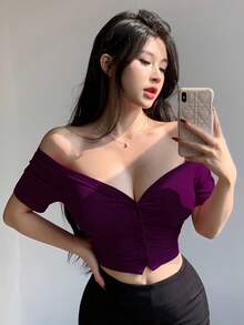 DAZY Camiseta corta de manga corta con hombros descubiertos y ajuste ceñido para mujer, top halter de moda de verano para salir - Rojo violeta - Ver 2