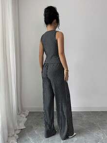Selianne Bộ đồ hai mảnh thời trang màu trơn có họa tiết của Elenzga dành cho nữ, bao gồm áo tank top không tay cổ tròn cài nút ôm sát và quần ống đứng cạp cao dáng rộng, phong cách công sở thanh lịch. - Đen và trắng - Xem 2