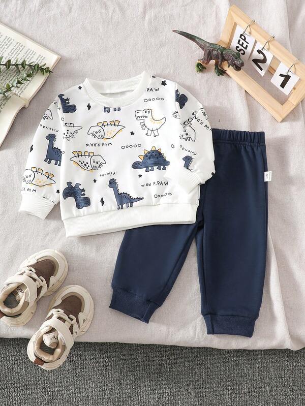 SHEIN Playful Pals 两件套男婴恐龙印花圆领长袖上衣和纯绿色裤子套装，适合户外玩耍、休闲和运动穿着，春秋季。