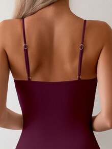 Swim Basics 女士夏季海滩度假风纯色金属细节褶皱胸部镂空修身连体泳衣西式泳衣镂空连体泳衣单件式泳衣全包臀泳衣吊带连体镂空泳衣酒红色连体镂空泳衣 - 酒紅色 - 查看 4