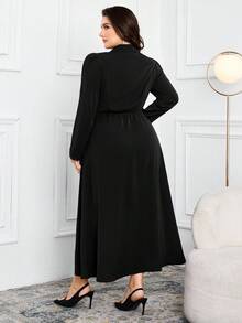 Modelyn Gaun Maxi Minimalis Elegan Ukuran Besar Warna Polos Lengan Panjang Model Silang dengan Pinggang Terikat - Hitam - View 2