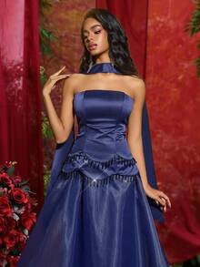 Glamrae Elegante e lussuoso abito blu in raso e organza con ricami di nappine e catene in cristallo lavorati a mano, con corpetto senza spalline 2 in 1 e gonna a-line fluente con strascico. Perfetto per appuntamenti, feste, occasioni formali, matrimoni o abiti da sera (lavorazione pregiata). - Blu - Visualizzare 2