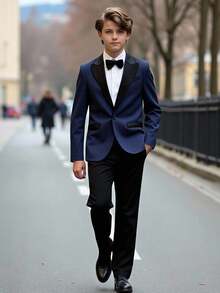 SHEIN Bộ vest nam 2 món/bộ vest vừa vặn, lịch lãm, phù hợp cho công việc, đám cưới, tiệc tùng, lễ kỷ niệm, biểu diễn. Chất liệu vải mềm mại và chắc chắn được lựa chọn, thoải mái và thân thiện với làn da. Áo khoác có họa tiết jacquard thêu bóng màu đen, thanh lịch và thời trang. Thiết kế đơn giản và rộng rãi, thời trang, có thiết kế túi ngực đơn giản, thời trang và rộng rãi. Nút chất lượng cao được lựa chọn, chịu nhiệt và chống mài mòn, có độ bóng mịn làm nổi bật nét quyến rũ khôn ngoan và trưởng thành. Bộ vest nam này là trang phục phải có cho bé trai lớn, thể hiện phẩm chất lãng mạn trưởng thành của quý ông. Phù hợp cho các buổi đi chơi công tác hàng ngày, lễ kỷ niệm, tụ tập bạn bè, tiệc tùng, tiếp khách, dạ tiệc, biểu diễn, sinh nhật, đám cưới, lễ tốt nghiệp, đám cưới, khách dự tiệc cưới, cậu bé đưa thư, cậu bé đeo nhẫn và mặc trong mọi mùa. - Màu xanh hải quân - Xem 1