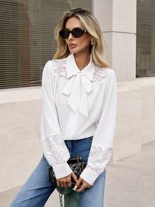 SHEIN PariChic 2025 Automne/Hiver Nouvelle Blouse en Dentelle Patchwork pour Femmes, Manches Longues Col Claudine Élégant Style Français Ajouré Cravate Cou Chemise Décontractée, Tissu Blanc Doux et Confortable, Dentelle Florale sur les Poignets, Vêtement Chic à la Française, Chemise à Col Claudine et Boutons Devant, Nouvelle Blouse Automne/Hiver, Nouveaux Vêtements Femme Automne/Hiver, Nouvelle Tenue Femme Automne/Hiver