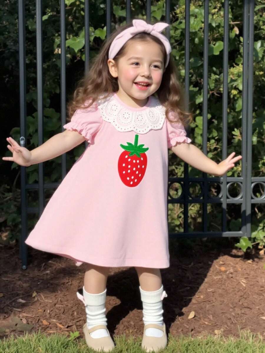 SHEIN Playful Pals Kleinkind Mädchen Rosa Kleid, süßer Peterpan-Kragen, Puffärmel, 3D Erdbeere Stickerei Kleid, geeignet für Lässig, Urlaub, Alltag - Pink - Übersicht 1