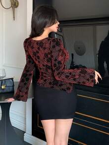 DAZY 女士花卉植绒网纱V领抽绳系带不对称下摆喇叭袖上衣，闪亮亮片装饰，适合夏季、春季、情人节穿着的长袖上衣 - 酒紅色 - 查看 3