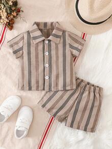 SHEIN Set de 2 piezas de camisa de manga corta con rayas texturizadas y jacquard y pantalones cortos sueltos con rayas texturizadas y jacquard para niño pequeño, adecuado para uso casual, vacaciones y uso diario - Marrón - Ver 1