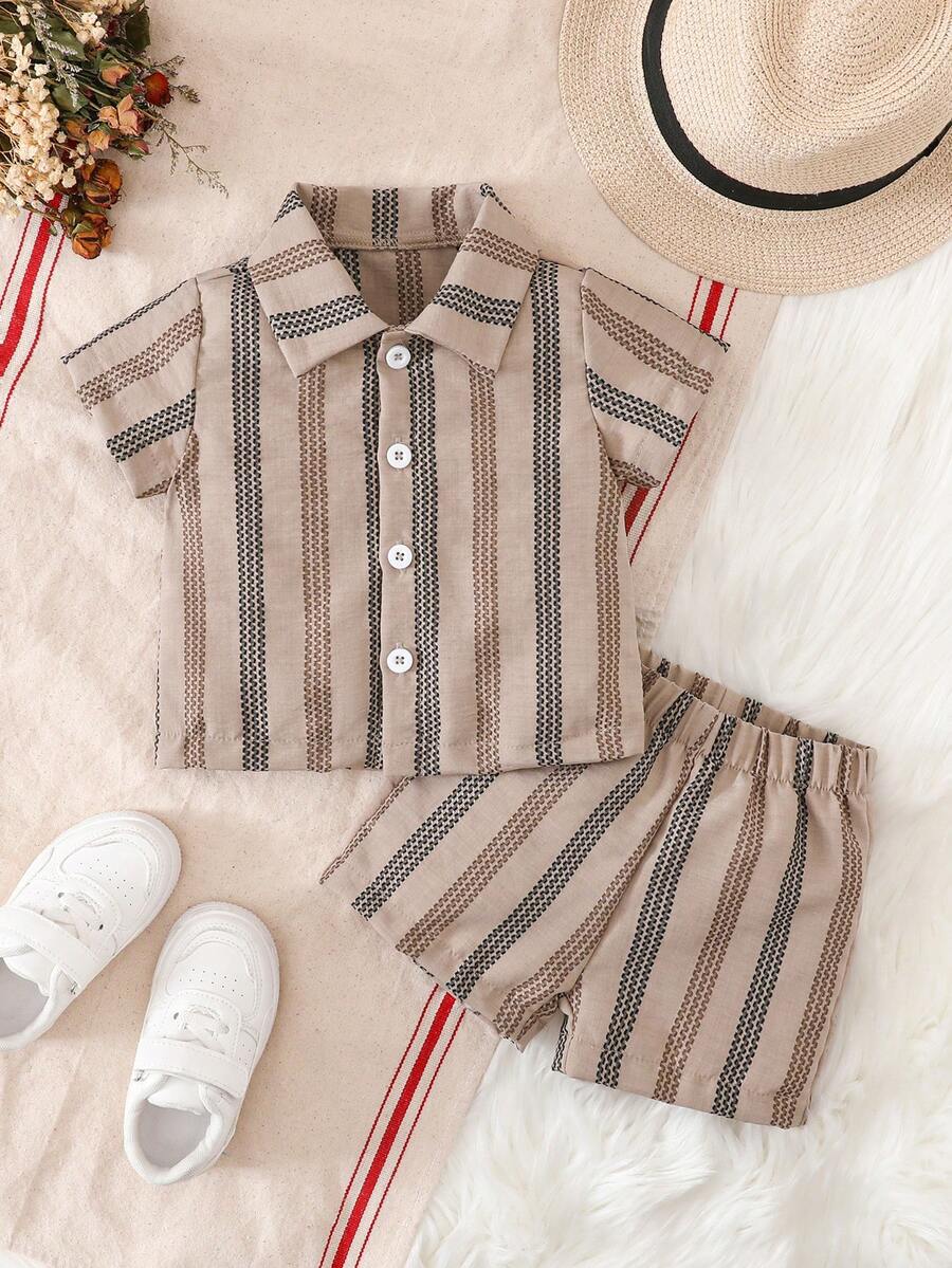 SHEIN Set de 2 piezas de camisa de manga corta con rayas texturizadas y jacquard y pantalones cortos sueltos con rayas texturizadas y jacquard para niño pequeño, adecuado para uso casual, vacaciones y uso diario - Marrón - Ver 1