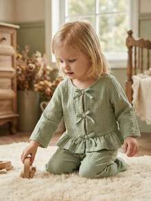 Vintaside Kids Baby Girls' Green Vintage Long Sleeve Shirt + Straight-Leg Pants Set  Solid Color Bow Tie Long Sleeve Shirt And Wide Leg Pants Set
This Elegant Countryside-Inspired Outfit Features A Vintage-Style Long Sleeve Shirt With Ruffled Princess Hem And Stylish Bow-Tie Details, Paired With Loose, Comfortable Straight-Leg Pants. The Green Color And Classic Design Offer Both Sophistication And Charm, Ensuring Versatility And Comfort.
A Wardrobe Essential For All Seasons, Perfect For Casual Outings, Daily Wear, Camping, Family Gatherings, Vacations, And Photoshoots. Suitable For Autumn, Winter, And Spring. Green Baby Clothes Toddler Linen Set Drees Oliv Green Baby Girl Spring - Multicolor - View 3