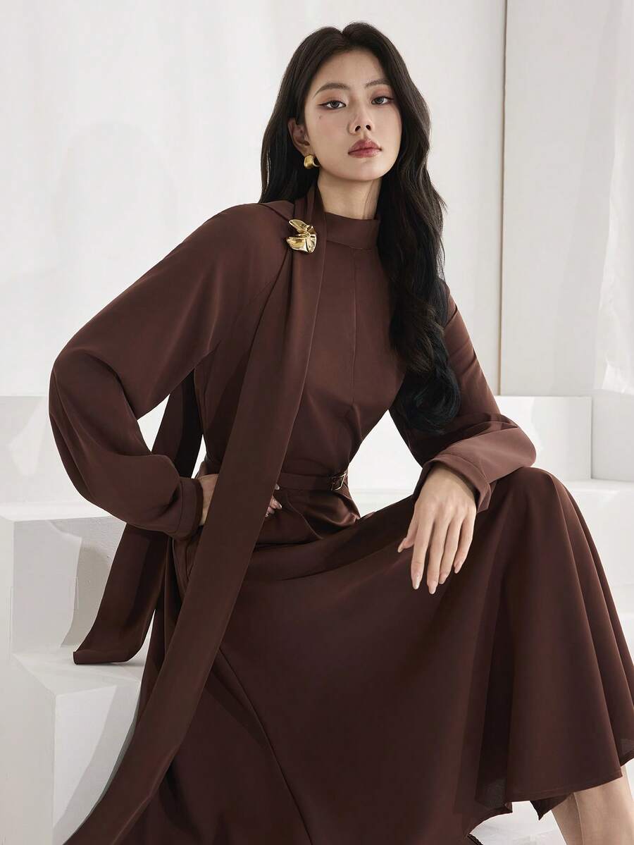 Heiryn Đầm công sở thanh lịch kiểu mới: Cổ áo kiểu khăn quàng, tay raglan, eo thắt, vạt bất đối xứng, khóa kim loại trang trí. - màu nâu - Xem 1