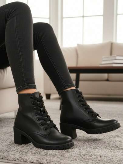Botines negros con tacón ancho y ajuste de agujetas