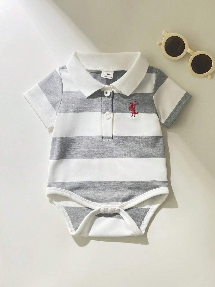 SHEIN Playful Pals 幼儿男童夏季短袖连体衣,罗纹领口设计,穿着舒适,不易变形,经典蓝白条纹图案,简约优雅,前襟纽扣开合,裆部开口设计,方便穿脱,胸前刺绣骑马图案,可爱精致,适合洗礼、婚礼、派对、正式场合、拍照、度假、上学、鸡尾酒会、生日和日常穿着。 - 灰色 - 查看 1