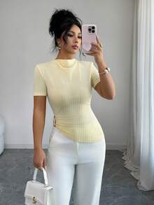 SHEIN Elenzya 时尚女士米黄色罗纹针织高领短袖褶皱修身套头衫，不对称金属纽扣设计，适合春秋季休闲穿着和叠穿，是春夏女士的理想之选。 - 鵝黃色 - 查看 1