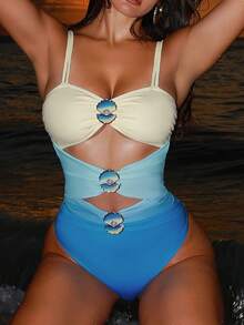 SHEIN Swim Vcay 女士撞色拼接褶皱镂空连体泳衣，夏季沙滩裙，女士沙滩比基尼，2026夏季腰果印花，适合夏季海滩度假、约会、下午茶、西式、邮轮、海滩、海岛、公路旅行、四季皆宜、音乐节、波西米亚风度假、秋日休闲，西式波西米亚风女士泳衣，收腹提臀连体泳衣，后系带连体泳衣，贝壳泳衣，镂空连体泳衣，单排扣泳衣，可爱女士泳衣，水钻泳衣，镂空连体泳衣，女士泳装 - 彩色 - 查看 1
