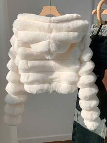 SHEIN EZwear 女士时尚纯色蓬松连帽短款夹克，适合秋冬季