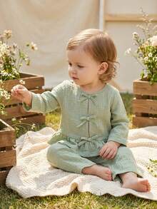Vintaside Kids Baby Girls' Green Vintage Long Sleeve Shirt + Straight-Leg Pants Set  Solid Color Bow Tie Long Sleeve Shirt And Wide Leg Pants Set
This Elegant Countryside-Inspired Outfit Features A Vintage-Style Long Sleeve Shirt With Ruffled Princess Hem And Stylish Bow-Tie Details, Paired With Loose, Comfortable Straight-Leg Pants. The Green Color And Classic Design Offer Both Sophistication And Charm, Ensuring Versatility And Comfort.
A Wardrobe Essential For All Seasons, Perfect For Casual Outings, Daily Wear, Camping, Family Gatherings, Vacations, And Photoshoots. Suitable For Autumn, Winter, And Spring. Green Baby Clothes Toddler Linen Set Drees Oliv Green Baby Girl Spring - Multicolor - View 1