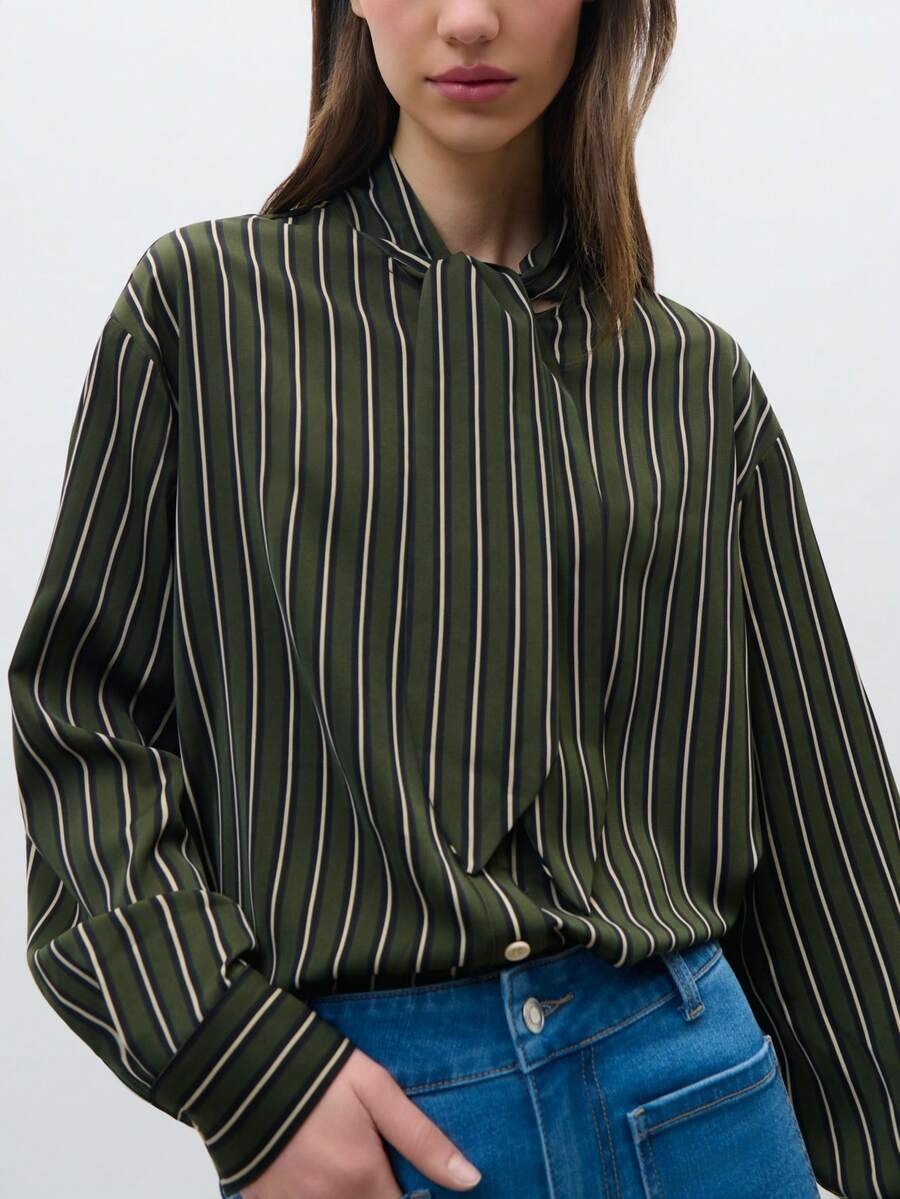 Nöista 条纹系领长袖宽松衬衫。非常适合春假、办公穿着和优雅休闲造型，也是生日等场合打造优雅造型的理想之选。 - 棕色 - 查看 1