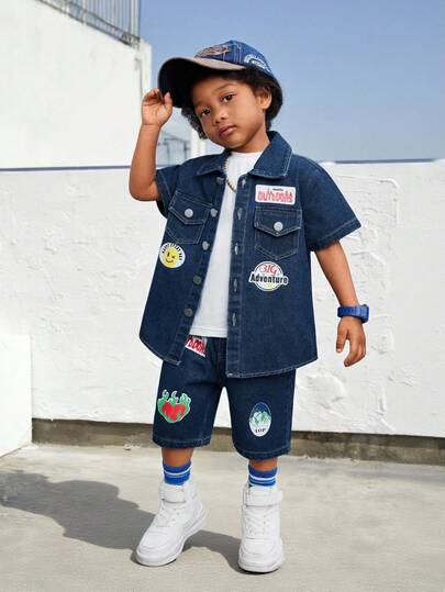 SHEIN Fantacosmos 3件套幼儿男童休闲背心、徽章印花牛仔短袖衬衫和牛仔短裤夏季套装，适合度假、休闲、旅行、放松、日光浴等场合。